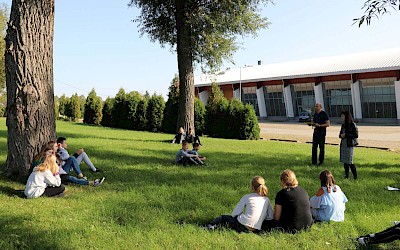 Piękny wrześniowy dzień sprzyjał edukacji w plenerze