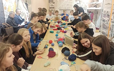 „Rzemiosła naszych przodków” – młodzi odkrywają tradycje regionu