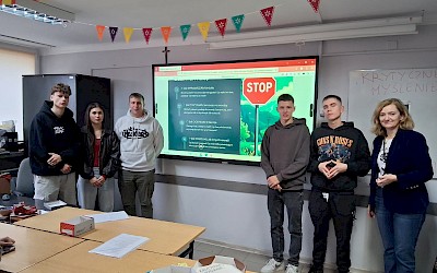 „Młodzi mają MOC – Decyduj, Działaj, Zmieniaj” w ZSBiO: Uczniowie IV B TB uczą, jak myśleć krytycznie w erze cyfrowej