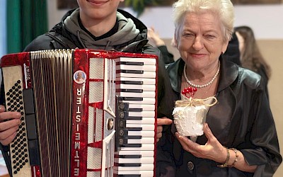 Integracja międzypokoleniowa w Bukowej – młodzież z ZSCKR Różaniec w ramach projektu „Młodzi Mają Moc!”