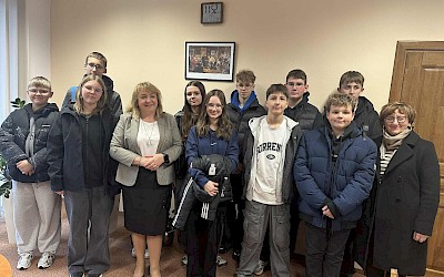 „Świadomy uczeń i obywatel” – ósmoklasiści z Hedwiżyna odwiedzają lokalne instytucje samorządowe