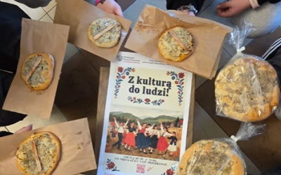 Tradycyjny wypiek cebularzy w ramach projektu „Z kulturą do ludzi”. 1 inicjatywa ZSCKR w Różańcu