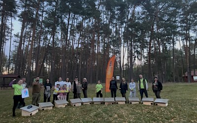Małe domki – wielkie serca. Wolontariusze budują schronienia dla jeży.
